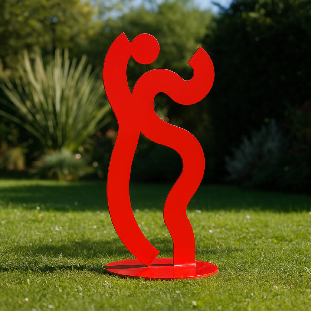Reddo Dansā en un espacio interior, escultura de acero de Hugo Giner