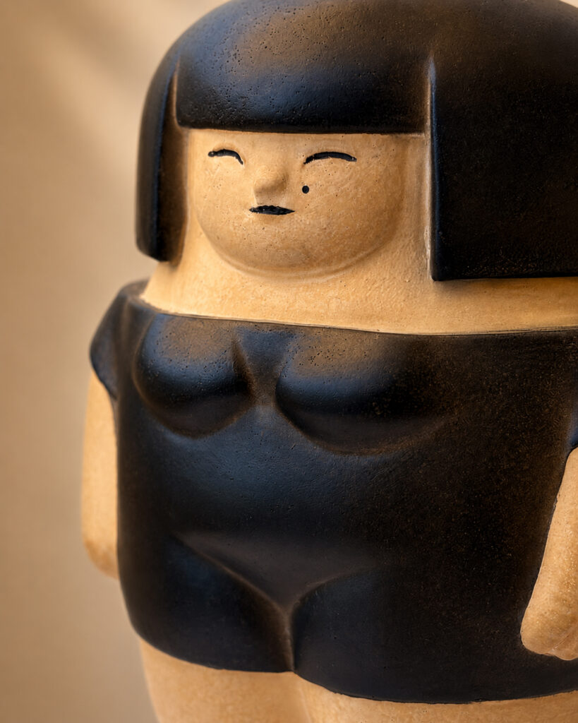 Primer plano de Japan Doll Black Soul con acabado negro ahumado mediante fumage manual.
