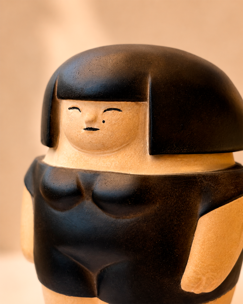 Detalle del fumage manual sobre Japan Doll Black Soul, pieza decorativa de autor.