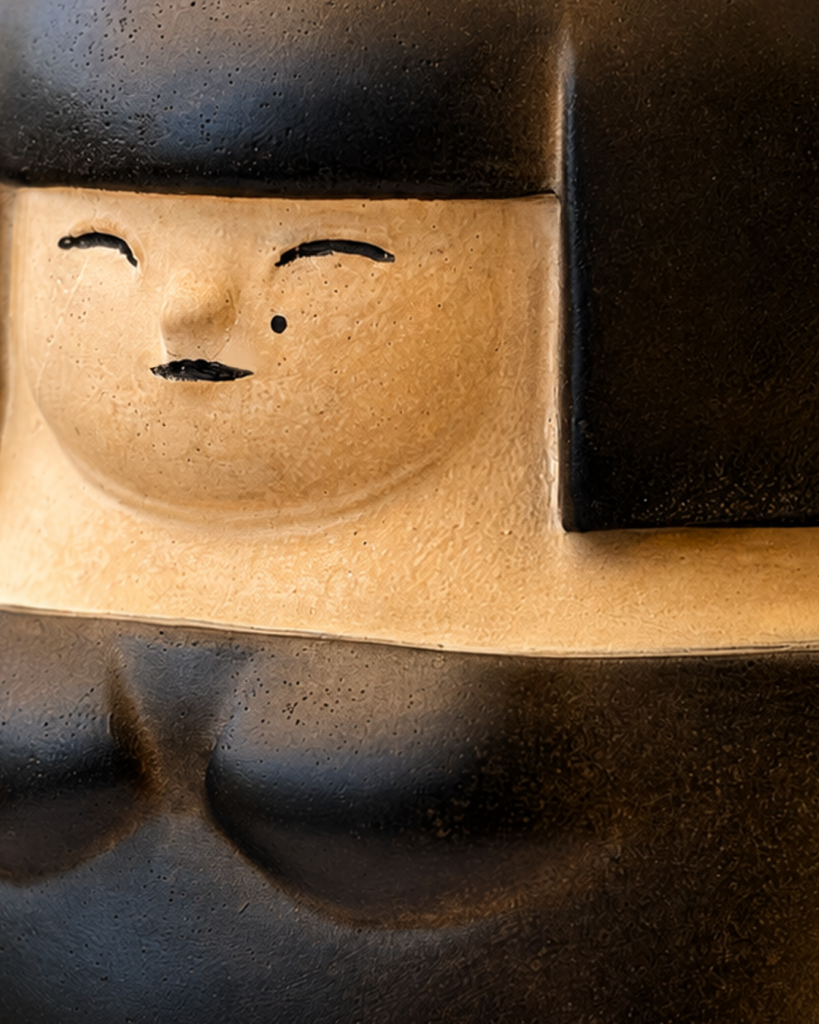 Detalle del rostro y textura de Japan Doll Black Soul con acabado de fumage manual.