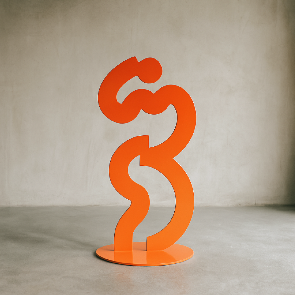 Orenji Dansā en un espacio interior, escultura de acero de Hugo Giner